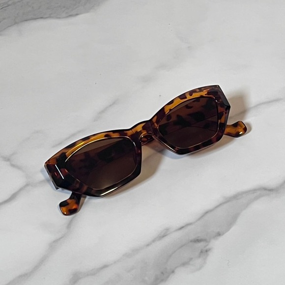Cat Eye Glossy Tortoise/Brown Women's Fashion Sunglasses - Picture 1 of 6
